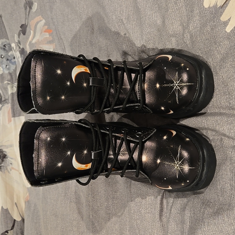 Rogue and Wolf dark raven boots